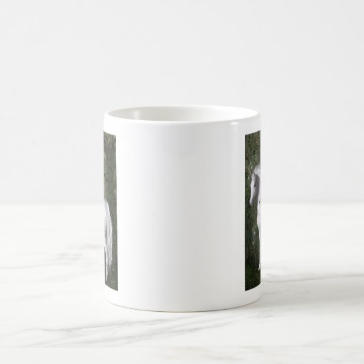 Weißes Pferd im Wald mit Vögeln Kaffeetasse (Mittel)