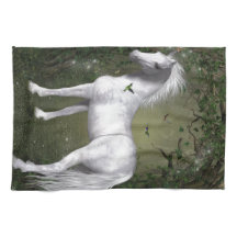 Weißes Pferd im Wald mit Vögeln