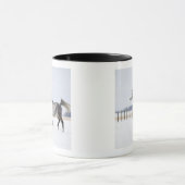weißes Pferd im Winter Tasse (Zentrum)