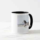 weißes Pferd im Winter Tasse (VorderseiteRechts)