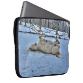 Weißes Pferd im Winterschnee Laptopschutzhülle (Vorne Rechts)