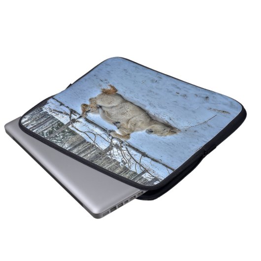 Weißes Pferd im Winterschnee Laptopschutzhülle (Vorne Knopf)