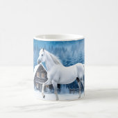 Weißes Pferd im Winterwald Kaffeetasse (Mittel)