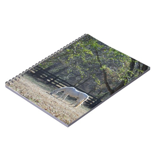 Weißes Pferd in Bäumen Notizblock (Linke Seite)