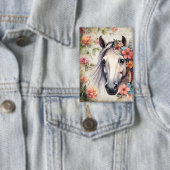 Weißes Pferd in Blumen. Button (Insitu)