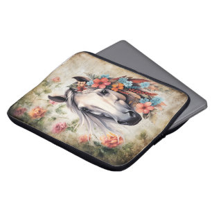 Weißes Pferd in Blumen. Laptopschutzhülle