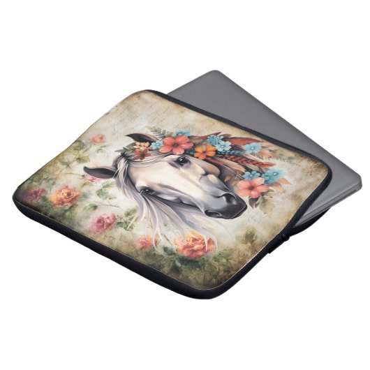 Weißes Pferd in Blumen. Laptopschutzhülle (Vorne Oben)