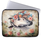 Weißes Pferd in Blumen. Laptopschutzhülle (Vorderseite)