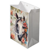Weißes Pferd in Blumen. Mittlere Geschenktüte (Vorderseite Schrägansicht)