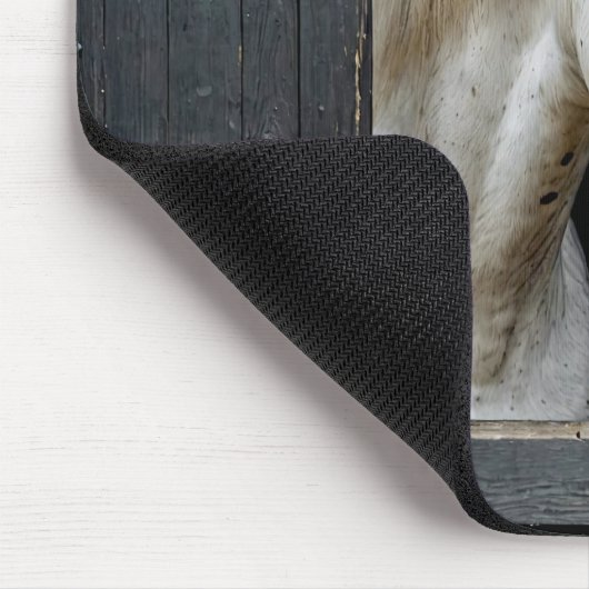 Weißes Pferd in einem stabilen Fenster Mousepad (Ecke)