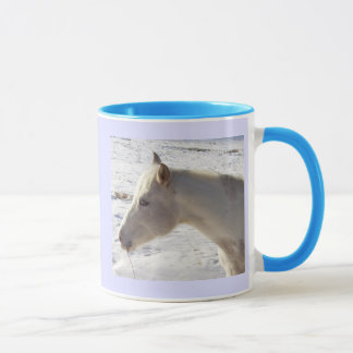 Weißes Pferd in Schnee-Tasse Tasse