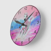 Weißes Pferd läuft auf einer Stranduhr Runde Wanduhr (Winkel)