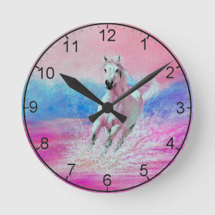 Weißes Pferd läuft auf einer Stranduhr Runde Wanduhr