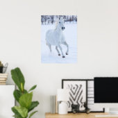 Weißes Pferd läuft im Schnee Poster (Heimbüro)