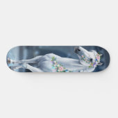Weißes Pferd mit Blumen Skateboard (Horizontal)