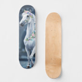 Weißes Pferd mit Blumen Skateboard (Vorderseite)