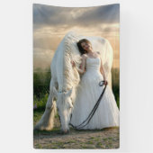 Weißes Pferd mit Bride Banner (Vertikal)