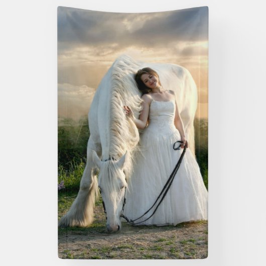 Weißes Pferd mit Bride Banner (Vertikal)