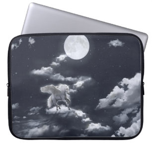Weißes Pferd: Mondlicht. Laptopschutzhülle