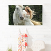 Weißes Pferd und Mädchen Banner (Insitu)