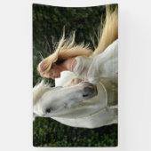 Weißes Pferd und Mädchen Banner (Vertikal)