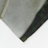 Weißes Pferd und Mädchen Fleecedecke (Ecke)