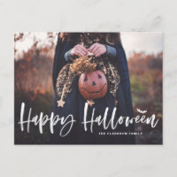 Weißes Pinselbriefe überlagern glückliches Hallowe