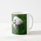 Weißes Poodal im grünen Gras Welpen Hunde Tage Tas Kaffeetasse (VorderseiteRechts)