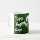 Weißes Poodal im grünen Gras Welpen Hunde Tage Tas Kaffeetasse (Vorderseite Links)