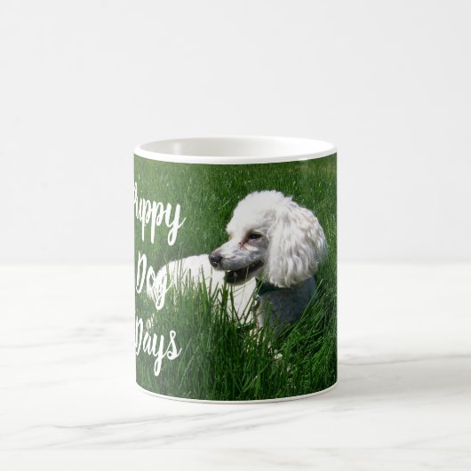 Weißes Poodal im grünen Gras Welpen Hunde Tage Tas Kaffeetasse (Mittel)