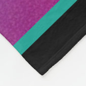 Weißes Poodle mit Cremeohren auf Regenbogenfunkel Fleecedecke (Ecke)