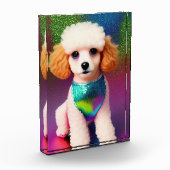 Weißes Poodle mit Cremeohren auf Regenbogenfunkel Fotoblock (Links)