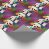 Weißes Poodle mit Cremeohren auf Regenbogenfunkel Geschenkpapier (Ecke)