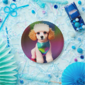 Weißes Poodle mit Cremeohren auf Regenbogenfunkel Pappteller (Party)
