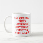 Weißes reg.-Vertrauen Sie mit Gewehr Kaffeetasse (Links)