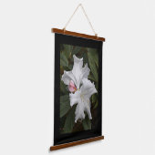 Weißes Rhododendron Blüten mit schwarzer Grenze Wandteppich Mit Holzrahmen (Gewinkelt)