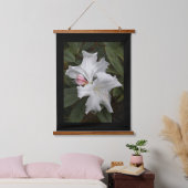 Weißes Rhododendron Blüten mit schwarzer Grenze Wandteppich Mit Holzrahmen (Schlafzimmer)