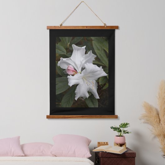 Weißes Rhododendron Blüten mit schwarzer Grenze Wandteppich Mit Holzrahmen (Schlafzimmer)