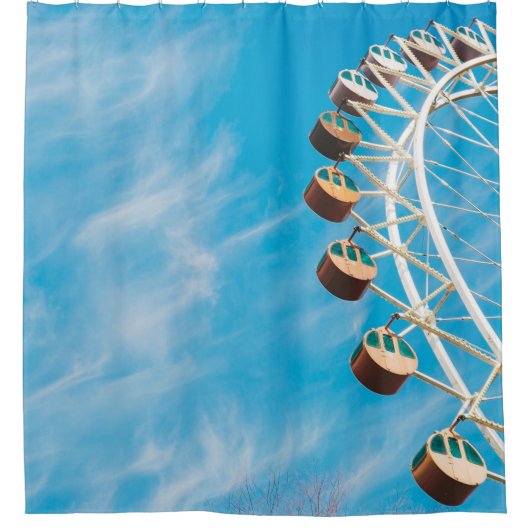 Weißes Riesenrad am Morgen unter freiem Himmel Duschvorhang (Vorderseite)