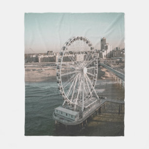 WEIßES RIESENRAD IN DER NÄHE VON WASSER FLEECEDECKE