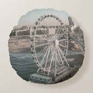 WEIßES RIESENRAD IN DER NÄHE VON WASSER RUNDES KISSEN