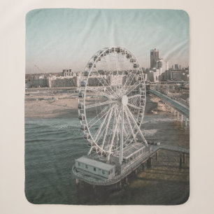 WEIßES RIESENRAD IN DER NÄHE VON WASSER SHERPADECKE