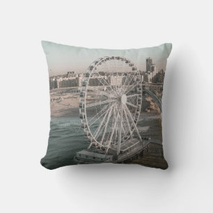 WEIßES RIESENRAD NAHE AM WASSER KISSEN