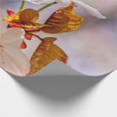 Weißes Sakura-Blume und Orangefarbene Blätter Geschenkpapier (Ecke)
