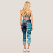 Weißes, schlau-blaues Meerwasser Capri Leggings (Rückseite)