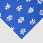 Weißes Schneeflockenmuster auf Blau Seidenpapier (Ausschnitt)