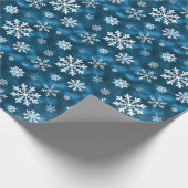 Weißes Schneeflockenmuster auf blauem Hintergrund Geschenkpapier (Ecke)