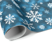 Weißes Schneeflockenmuster auf blauem Hintergrund Geschenkpapier (Rolleneckpunkt)