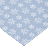 Weißes Schneeflockenmuster auf hellblau Tischdecke (Schrägansicht)