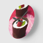 Weißes Schokoladenmousse Runde Wanduhr (Winkel)